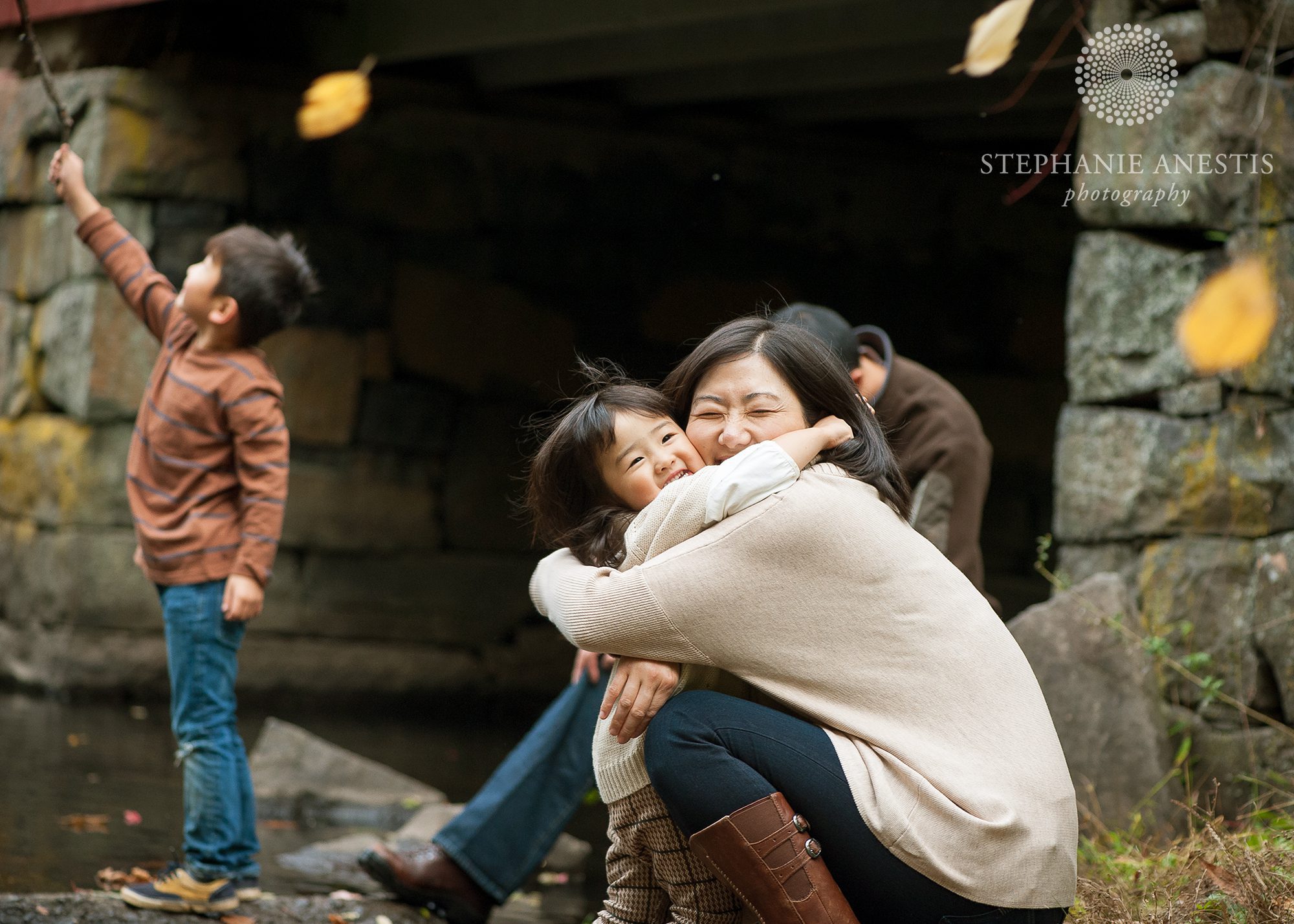 What to wear for fall family photos, mom hugging daughter