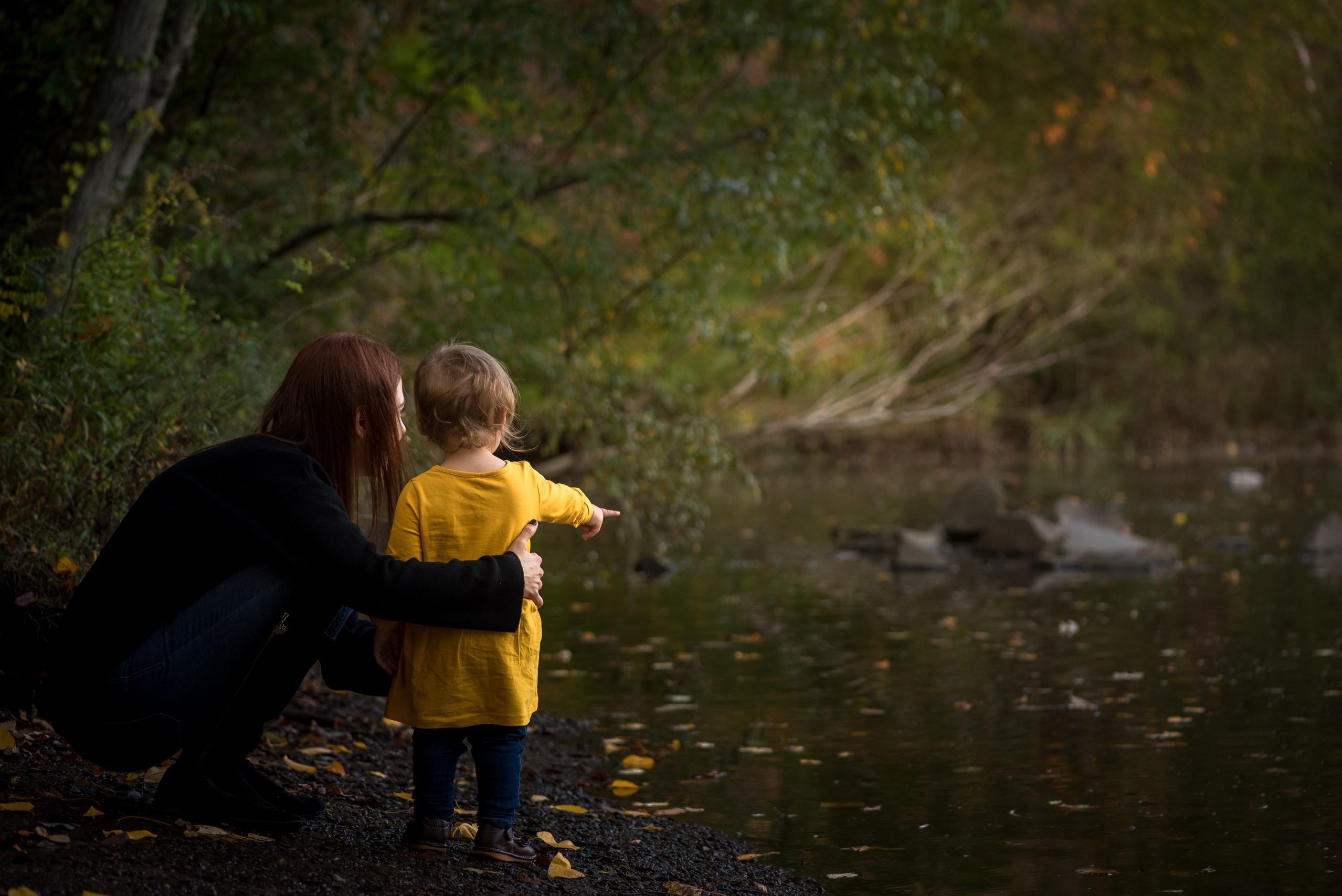 Family photo sessions, Child pointing at pond