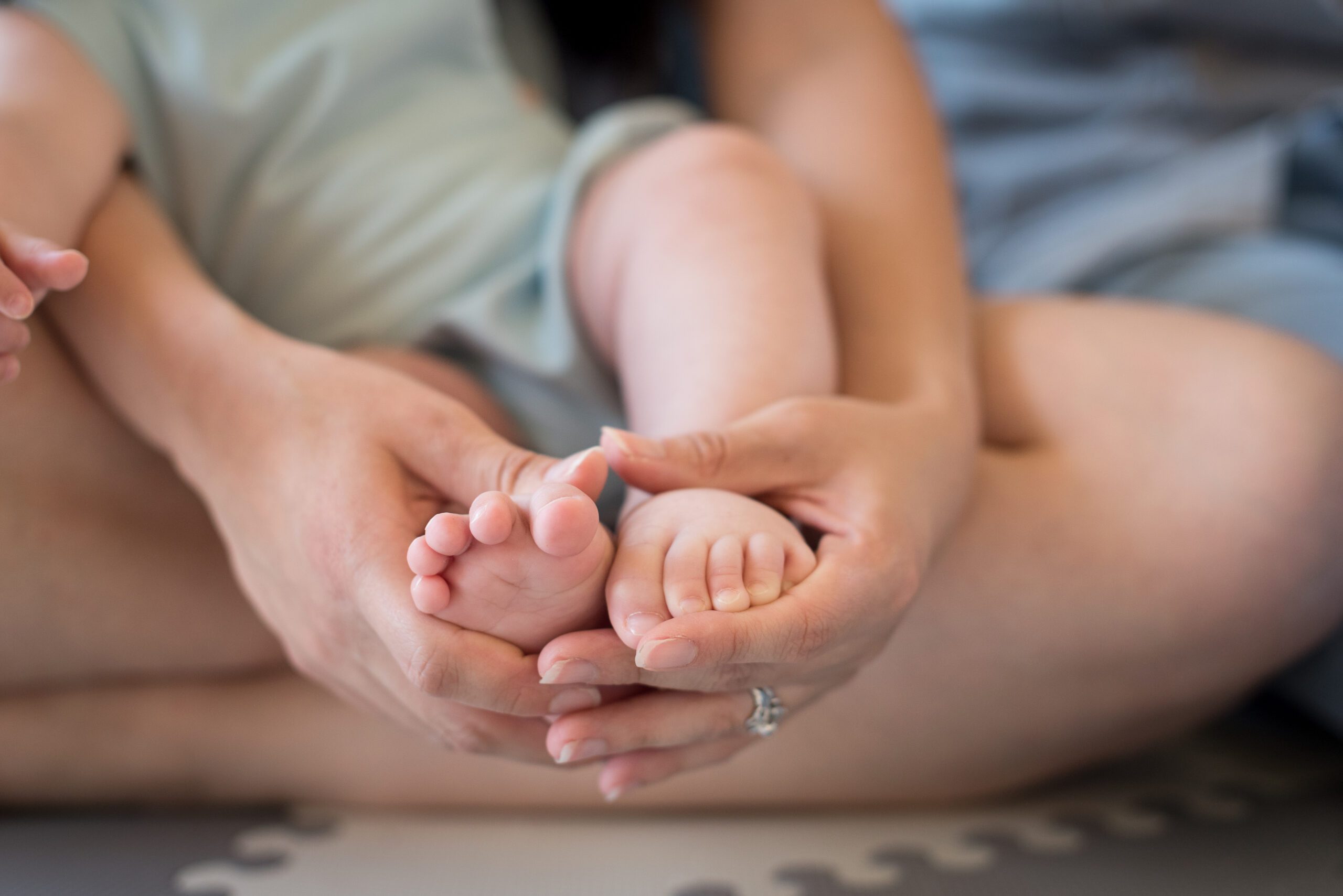 Best age for baby photos: mom holding little toes